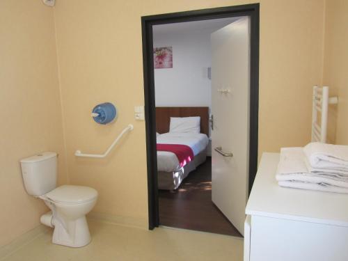 Koupelna v ubytování Hôtel Le Saint Joseph