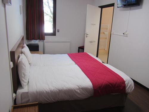 Ένα ή περισσότερα κρεβάτια σε δωμάτιο στο Hôtel Le Saint Joseph