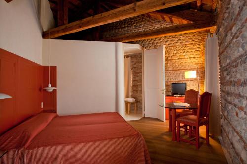 1 dormitorio con 1 cama y escritorio en una habitación en Hotel Villa Ca' Sette, en Bassano del Grappa