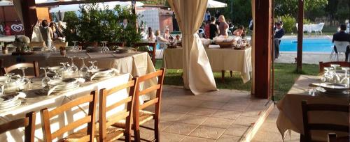 Sant' IsidoroにあるChalet delle roseのレストランのテーブル