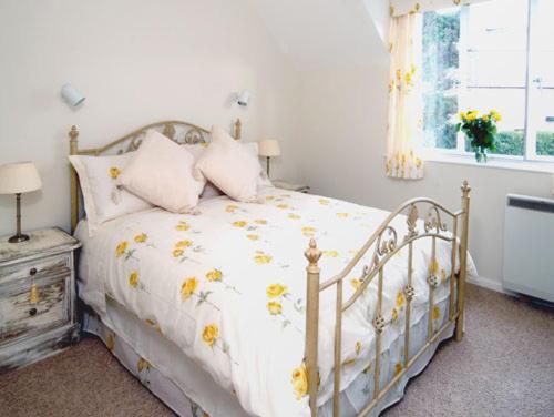 ウィンダミアにあるBowness Bay Viewのベッドルーム1室(黄色い花の白いベッド1台付)