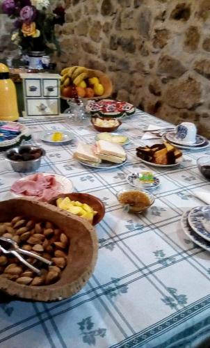 einen Tisch mit einem Tischtuch mit Essen drauf in der Unterkunft Casa das Freiras in Marialva