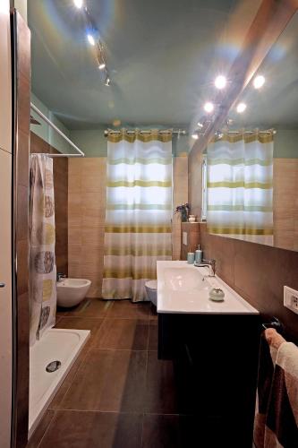 a bathroom with a sink and a tub and a toilet at Casa Vacanze La Mattonara in Viterbo