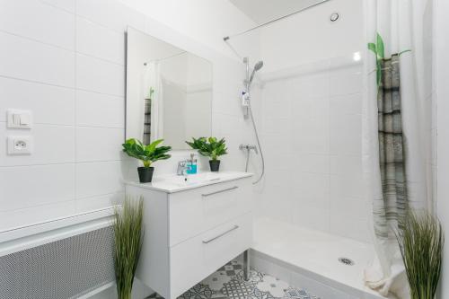 a white bathroom with a sink and a mirror at RELAXING 95m² DUPLEX APPARTEMENT 3 Chambres in Béziers