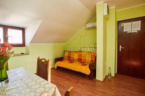 a bedroom with a bed in the corner of a room at Apartmani Malica in Soko Banja