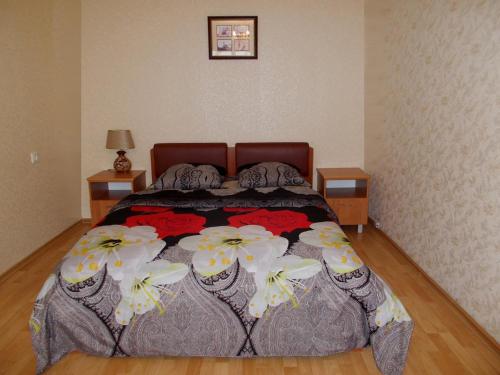 チェレポヴェツにあるКомфортабельный Люкс в Центреのベッドルーム1室(花の飾られたベッド1台付)