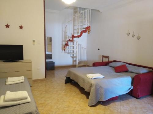 マツァーラ・デル・ヴァッロにあるCasetta a pochi passi dal mareのベッドルーム1室(ベッド1台、テレビ付)、階段