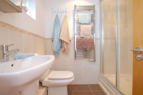 e bagno con servizi igienici, lavandino e doccia. di Oxfordshire Living - The Monroe Apartment - Oxford a Oxford