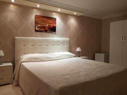 una camera con un grande letto e un dipinto sul muro di Melissa a Toledo a Napoli