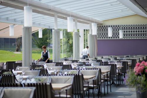 Restaurant o un lloc per menjar a Hotel Hof Weissbad