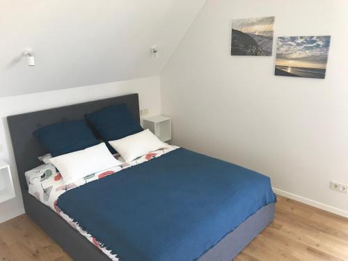 En eller flere senge i et værelse på Vakarų apartamentai