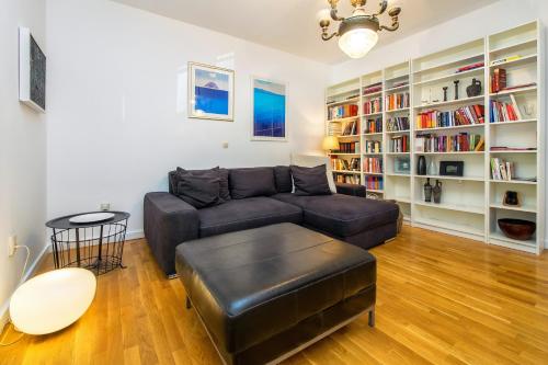 Minimalist Hidden Gem Spacious flat in center
