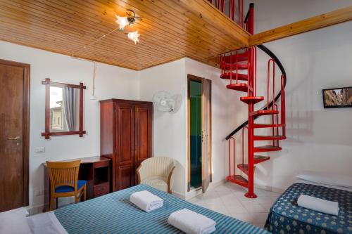 sypialnia z łóżkiem i czerwonymi spiralnymi schodami w obiekcie CASA MICOL - Centro Ƒirenze we Florencji