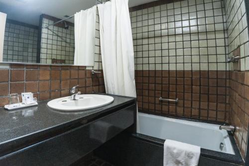 Um banheiro em Hotel Dan Inn Mar Piedade - Grande Recife By Nacional Inn