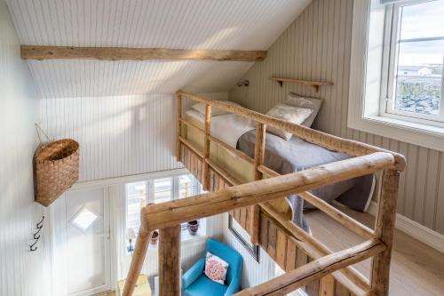 - un lit superposé dans une petite maison dans l'établissement Mini Apartment Sakrisøy, à Reine