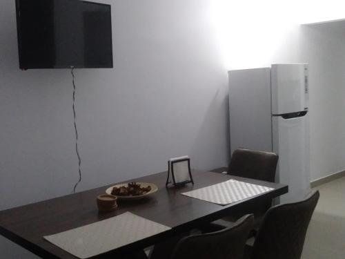 Una televisión o centro de entretenimiento en Argaka Palm Tree Apts