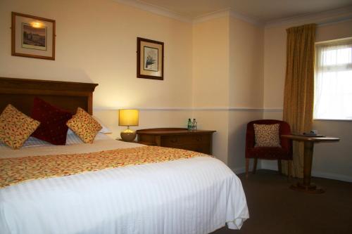 A bed or beds in a room at Queens Head Inn 