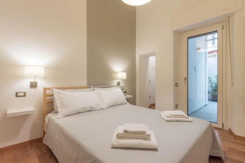 Helmi34 - Appartamento dotato di tutti i comfort nel centro di Cagliari房間的床