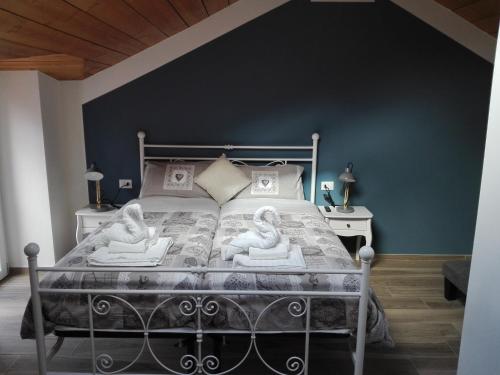 a bedroom with a bed with two angel statues on it at eden in Cannobio