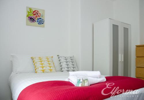 Giường trong phòng chung tại Gifford Park Apartment near Edinburgh University - Elforma