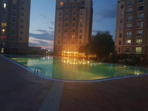 Piscina de la sau aproape de Luxury apartment with pool in North Bucharest