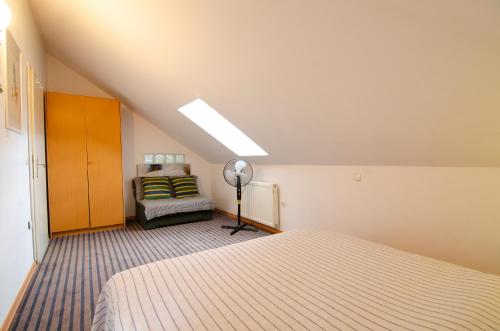 Postel nebo postele na pokoji v ubytování Apartments GreenSLO