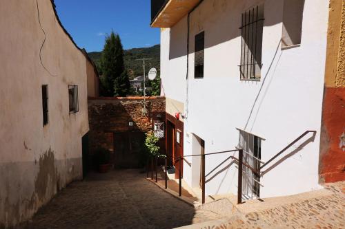 an alley in an old town with a building at Casa rural Llana 12 in Guadalupe