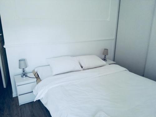سرير أو أسرّة في غرفة في Neptun