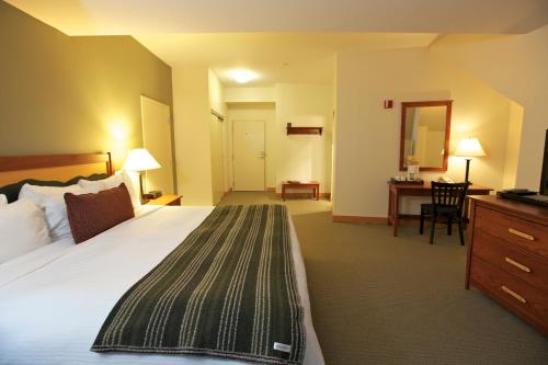 Tempat tidur dalam kamar di Killington Grand Resort Hotel