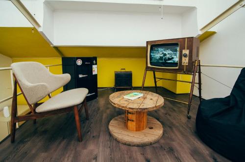 Гостиная зона в La Joya Hostel