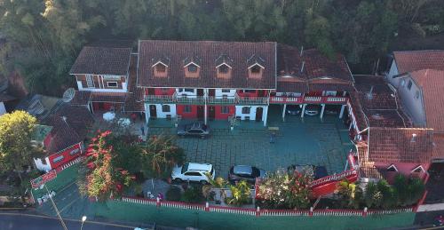 - une vue aérienne sur une grande maison avec une cour dans l'établissement Pousada Venezia, à Santo Antônio do Pinhal