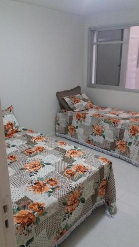Кровать или кровати в номере Apartamento Ed. Ouro Preto Praia do Morro