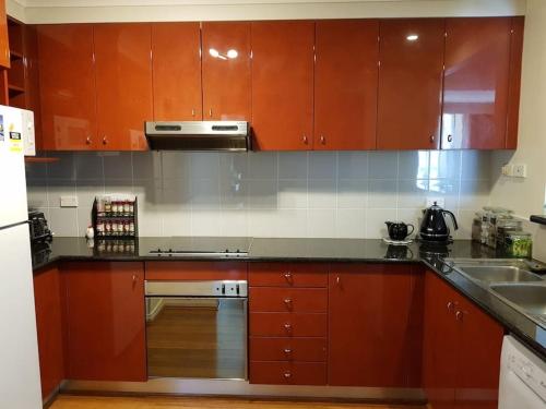 Una cocina o zona de cocina en Darling Harbour 2 Bedroom Apartment