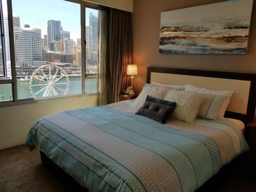 Säng eller sängar i ett rum på Darling Harbour 2 Bedroom Apartment