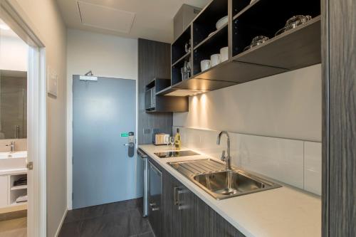 Quest on Manchester Serviced Apartments tesisinde mutfak veya mini mutfak