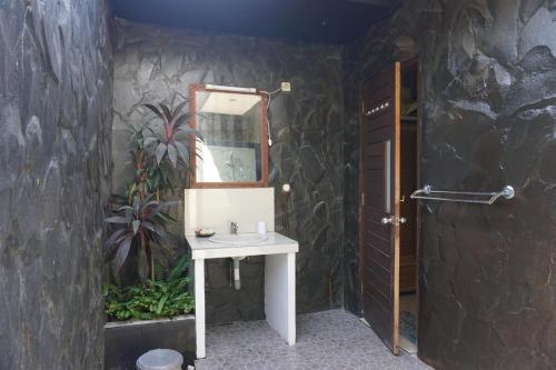 Bathroom sa Pondok Bali Sea View Bungalow