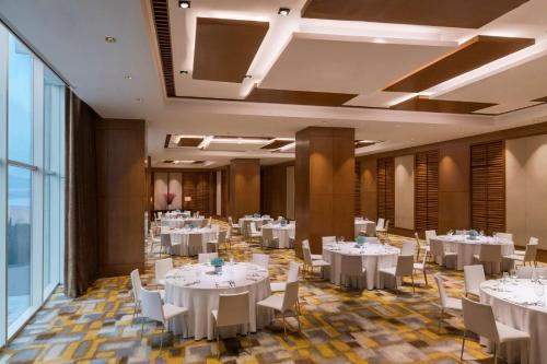 Un restaurante o sitio para comer en Hyatt Regency Qingdao