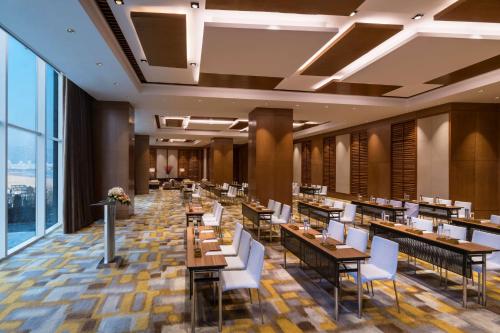 Un restaurante o sitio para comer en Hyatt Regency Qingdao