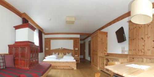 una camera con due letti in una stanza con pareti in legno di Hotel Garni Obermair a Mayrhofen