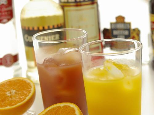 two glasses of orange juice and oranges on a table at ホテルファインシエル島根松江店 - 大人専用 in Matsue
