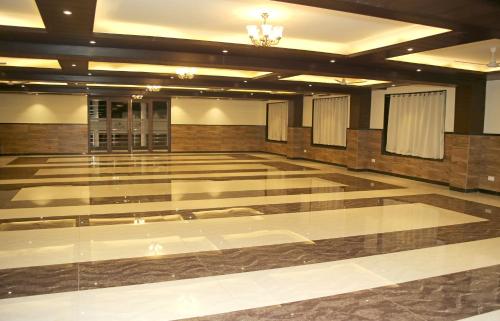 een grote lege hal met een grote witte vloer bij Hotel Lavanya Palace in Ratlām