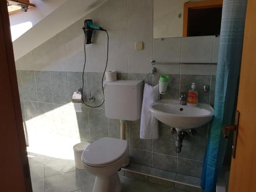 y baño con aseo y lavamanos. en Apartment Ivanka, en Makarska
