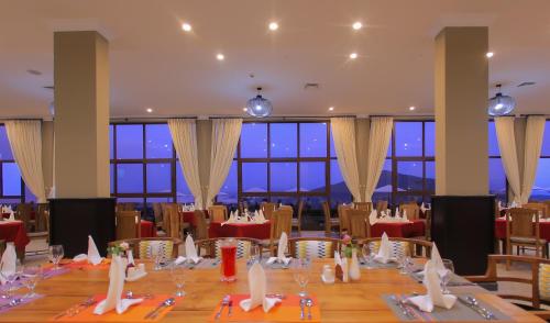 einen Konferenzraum mit einem langen Holztisch mit Stühlen in der Unterkunft Haile Resort Arbaminch in Migie