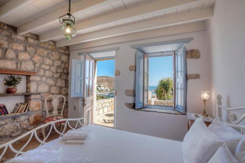 GrikosにあるTheologos Housesのベッドルーム(ベッド1台、窓付)