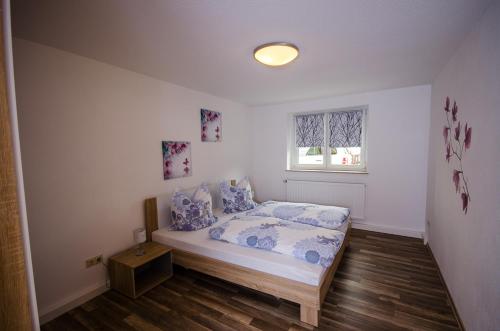 ein kleines Schlafzimmer mit einem Bett und einem Fenster in der Unterkunft Ferienwohnung an der Habe in Bad Schandau