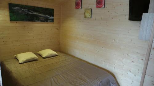 Cette chambre comprend un lit avec deux oreillers. dans l'établissement Casa Bihan Ty Coat, à Lannion