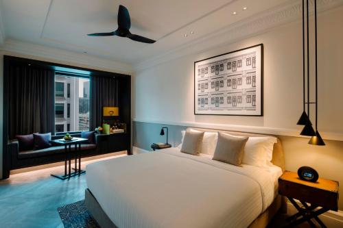 Grand Park City Hall في سنغافورة: غرفة نوم مع سرير وغرفة معيشة