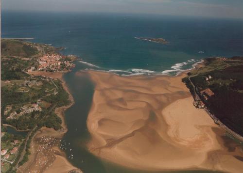 an aerial view of a beach and the ocean at Bungalows Portuondo parking gratuito in Mundaka