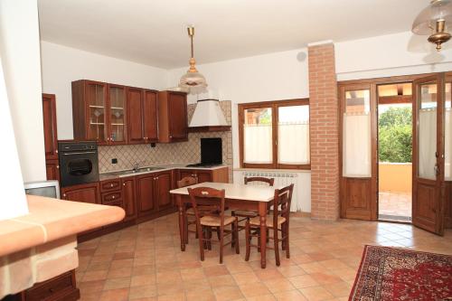 Virtuvė arba virtuvėlė apgyvendinimo įstaigoje Residenza Le Querce Trilocale