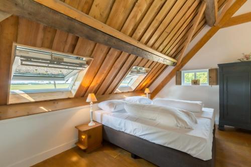 sypialnia z łóżkiem i oknem w obiekcie Lepelstraat 18B: 't Zwartje w mieście Vrouwenpolder